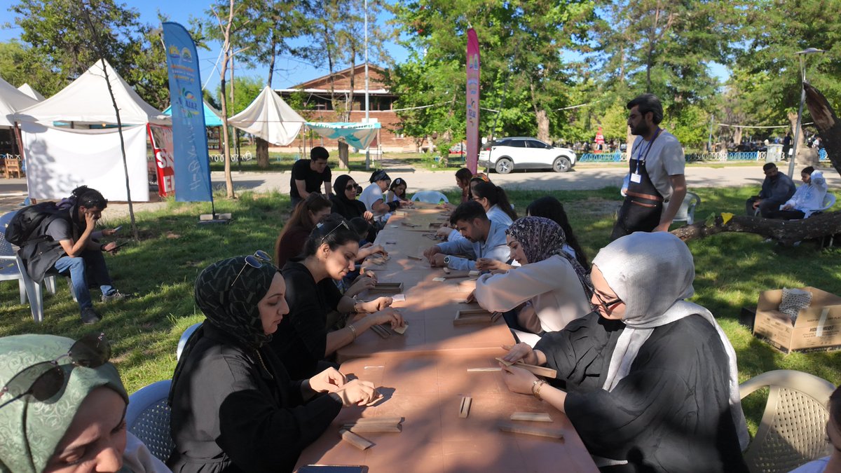tatvanbld's tweet image. Em dixwazin spasiya welatiyan û mamosteyên xwe bikin ku beşdarî Atolyeya Darîn a Jinan bûn, ku yek ji çalakiyên rojane yên festîvala me bûn.
Festivalimizin gündüz kuşağı etkinliklerinden Kadın Ahşap Atölyesi'ne katılım sağlayan yurttaşlarımıza ve eğitmenlerimize teşekkür ederiz.
