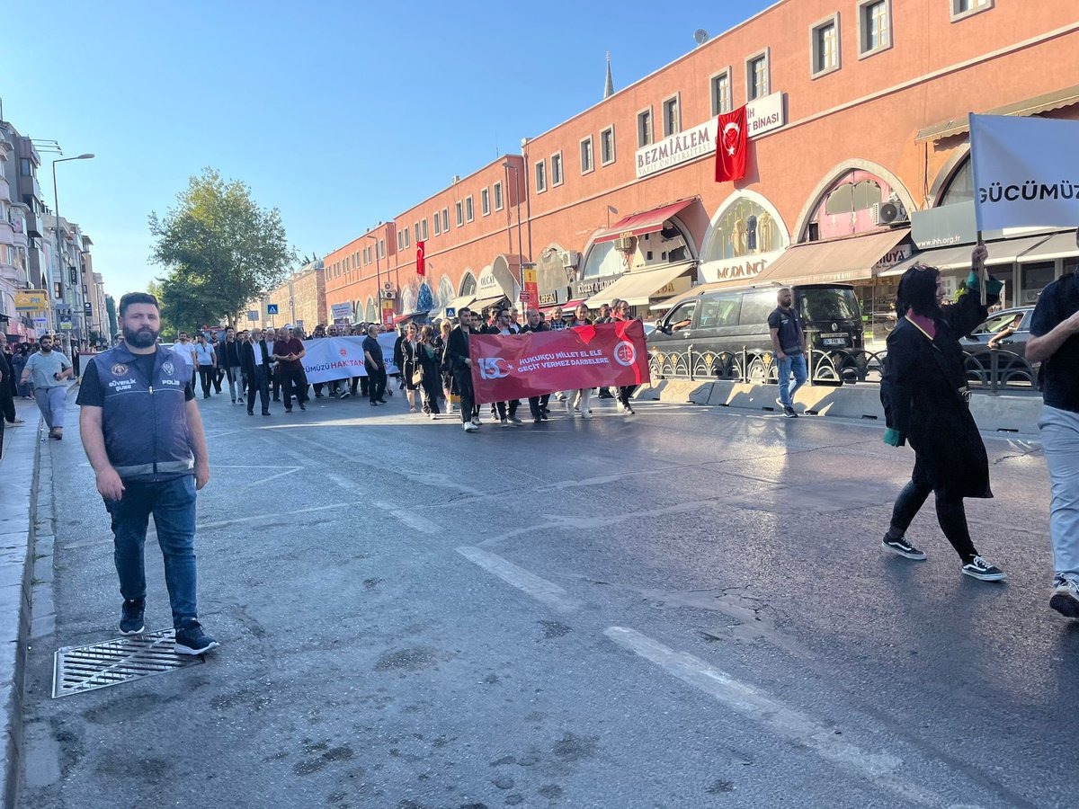 15 Temmuz hain darbe teşebbüsünün yıl dönümünde İstanbul 2 Nolu Baro üyesi meslektaşlarımızla birlikte şehit ve gazilerimizi anmak, milletimizin iradesine sahip çıktığımızı bir kez daha ilan etmek, darbecilerin ve onları maşa olarak kullananların karşısında olduğumuzu göstermek