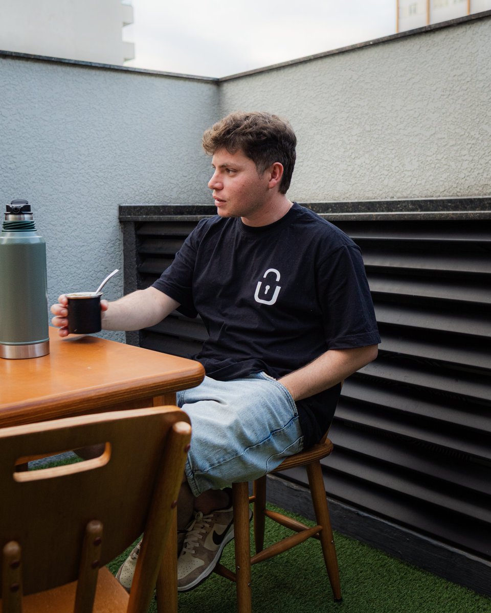 betteruseblock's tweet image. Tomando mate com erva paraguaia e planejando os próximos passos. 🧉
A Better Use Blockchain se prepara para expandir sua infraestrutura por toda a América Latina.
Nas próximas semanas, novidades e uma parceria especial com o Paraguai vêm aí.