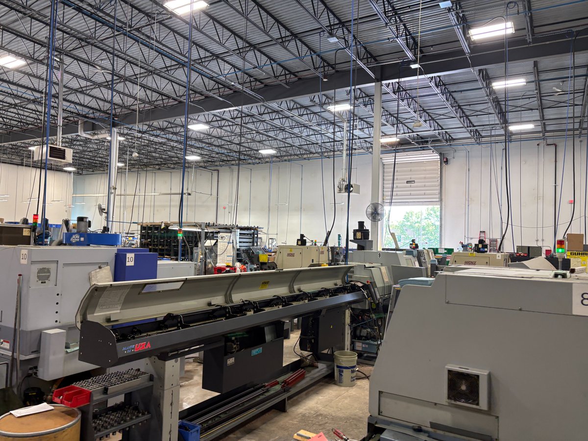 TheDanielMitch's tweet image. just wrapped up a factory tour when i spotted an unassuming sign next door: Paasche Airbrush
on a whim, i walked over and knocked...
even after dozens of factory door knocks on this trip, that nervous feeling never fully goes away - wasn’t sure they’d let me in
but the door…