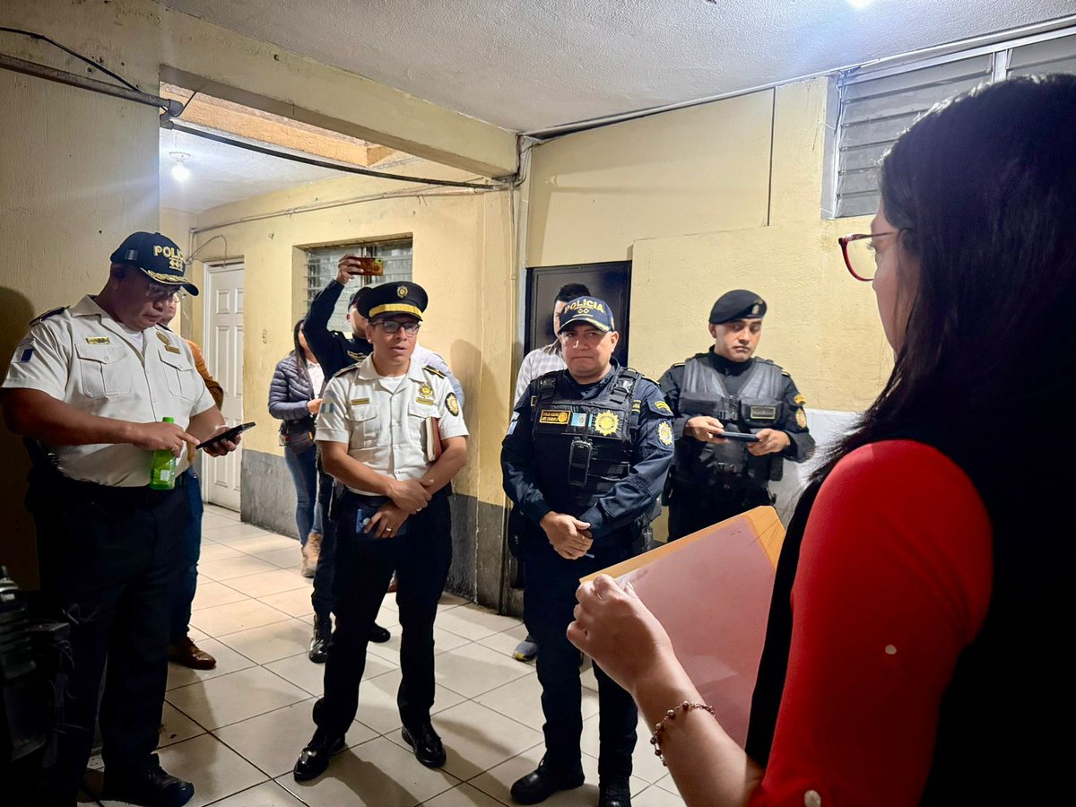 Ser policía es un acto de entrega diaria. En este #DíaDeLaPNC honramos a quienes, con disciplina y coraje, protegen a las familias guatemaltecas, muchas veces arriesgando su vida. ¡Gracias por su servicio! 👏🇬🇹