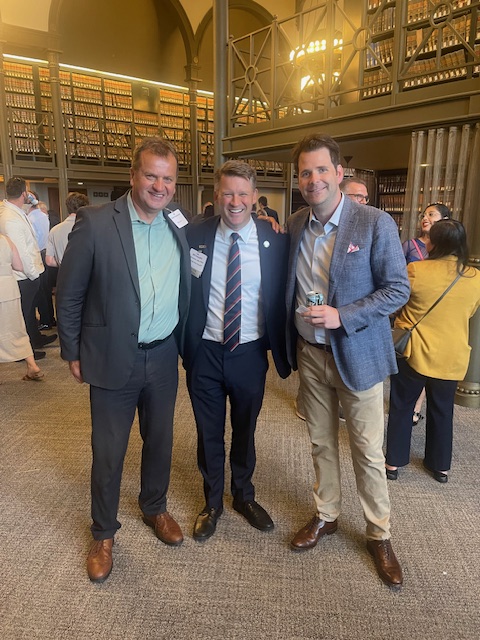 SEIULocal1's tweet image. Local 1 VP and Commercial Division Director Robert Pawlaszek joined @AldConway, @RepKamBuckner, and Cook County Commissioner Donna Miller at @BOMAChicago Summer Civic Social. Local 1 members keep Chicago’s downtown clean and safe, and an attractive place to live, work, and play.