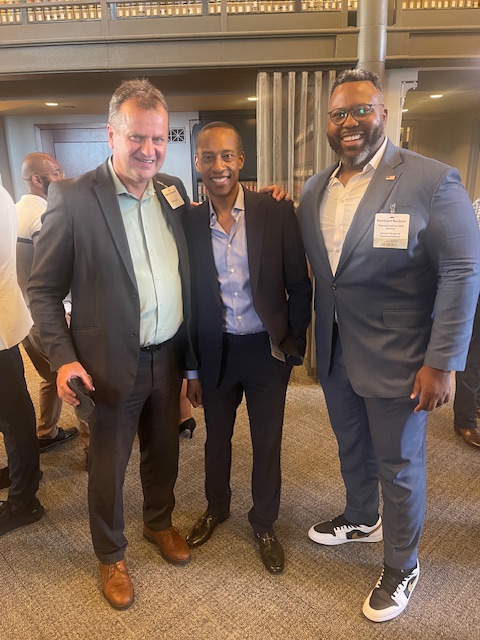 SEIULocal1's tweet image. Local 1 VP and Commercial Division Director Robert Pawlaszek joined @AldConway, @RepKamBuckner, and Cook County Commissioner Donna Miller at @BOMAChicago Summer Civic Social. Local 1 members keep Chicago’s downtown clean and safe, and an attractive place to live, work, and play.