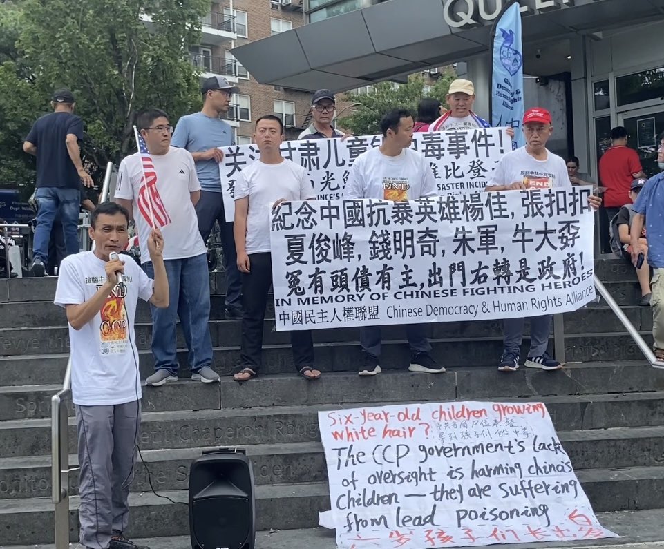 baron_weili's tweet image. “宁鸣而死,不默而生”,是宋代大思想家范仲淹的名言,不适合用在刘晓波身上。
刘晓波的“08宪章”,基本上算是在请愿,向当时看起来开明的小媳妇胡锦涛请愿,而非“鸣”,即抗议。连他自己都自称“我没有敌人”,如何能算“鸣”?…