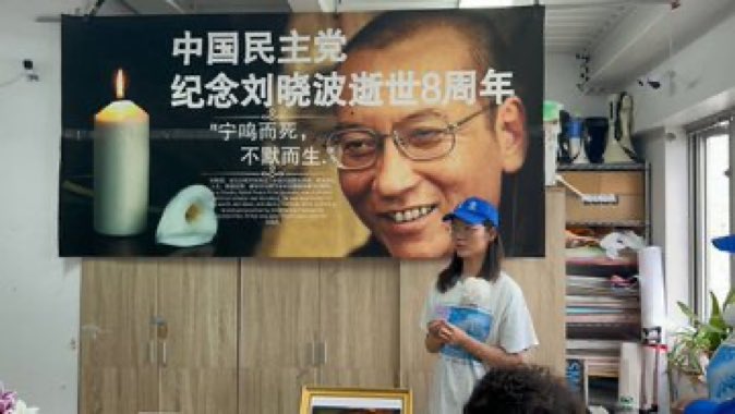 baron_weili's tweet image. “宁鸣而死,不默而生”,是宋代大思想家范仲淹的名言,不适合用在刘晓波身上。
刘晓波的“08宪章”,基本上算是在请愿,向当时看起来开明的小媳妇胡锦涛请愿,而非“鸣”,即抗议。连他自己都自称“我没有敌人”,如何能算“鸣”?…