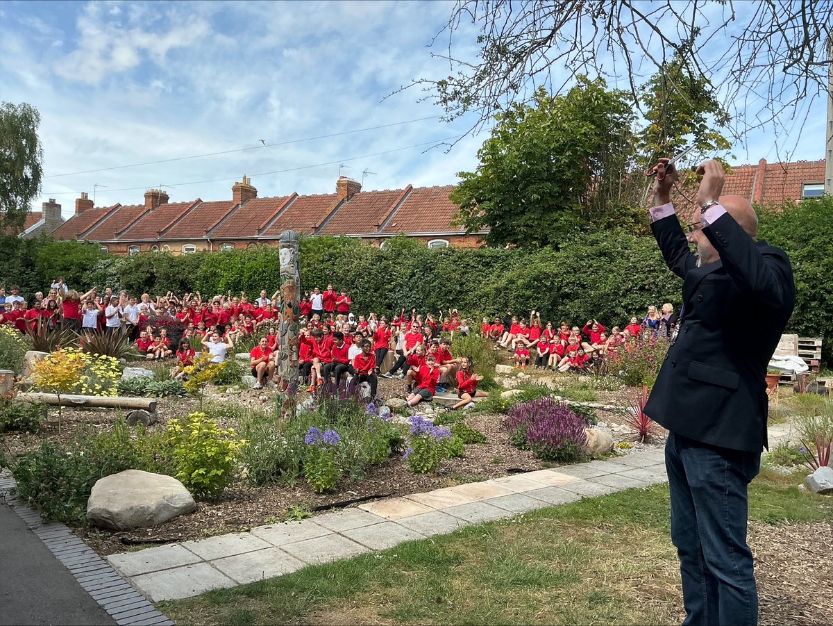 EnvAgencySW's tweet image. 🌱 Eastover Primary School leads the way with their new sustainable drainage system! Pupils planted 200+ native plants, creating a natural flood defence that's also a fantastic outdoor classroom. First of 4 schools in the #BridgwaterBlueHeritage project 💙 gov.uk/government/new…