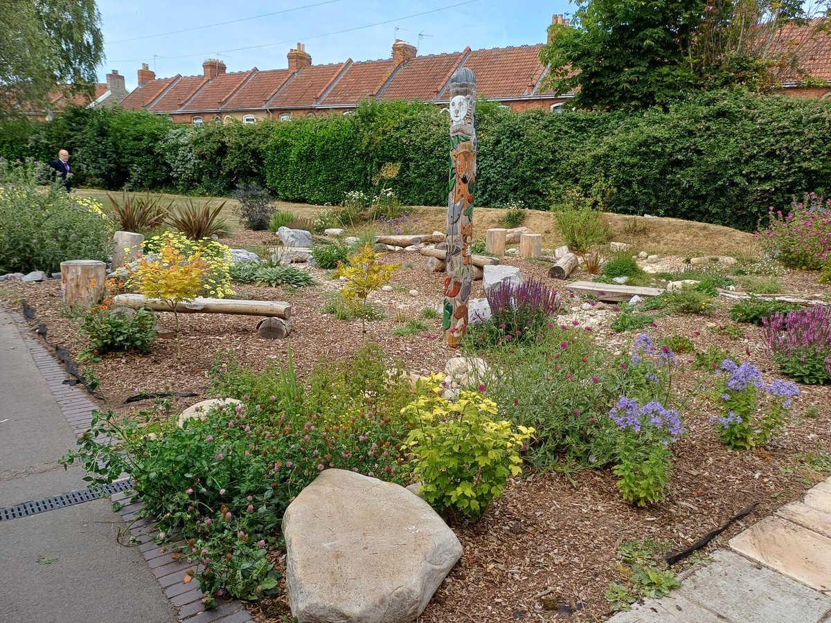 EnvAgencySW's tweet image. 🌱 Eastover Primary School leads the way with their new sustainable drainage system! Pupils planted 200+ native plants, creating a natural flood defence that's also a fantastic outdoor classroom. First of 4 schools in the #BridgwaterBlueHeritage project 💙 gov.uk/government/new…