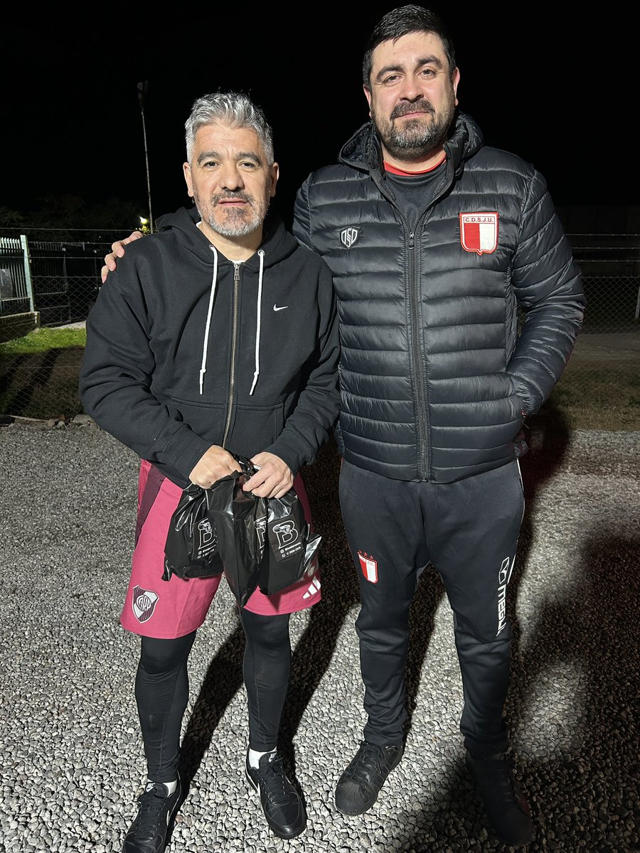 REMosman's tweet image. Linda noche vivida por Copa Argentina entre el senior de Juventud Unida y River leyendas. 

Fue victoria para el local en la última 2-1. 

La semana que viene el equipo del Lobo puede ser campeón en segunda división .