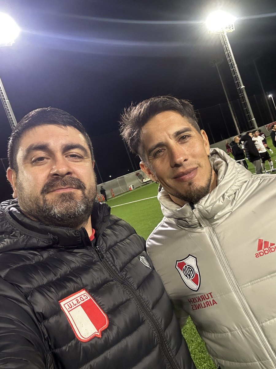 REMosman's tweet image. Linda noche vivida por Copa Argentina entre el senior de Juventud Unida y River leyendas. 

Fue victoria para el local en la última 2-1. 

La semana que viene el equipo del Lobo puede ser campeón en segunda división .