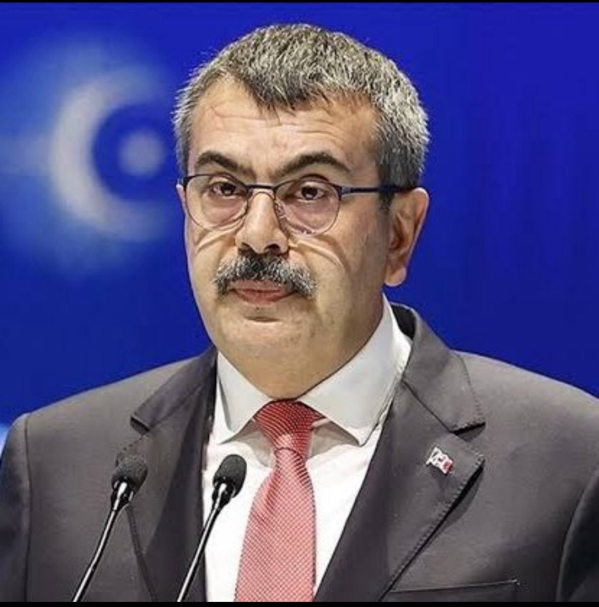 Türkiye'nin gelmiş geçmiş en iyi Milli
Eğitim Bakanı..
Bırakın yemeyi, dokunamazsınız bile...