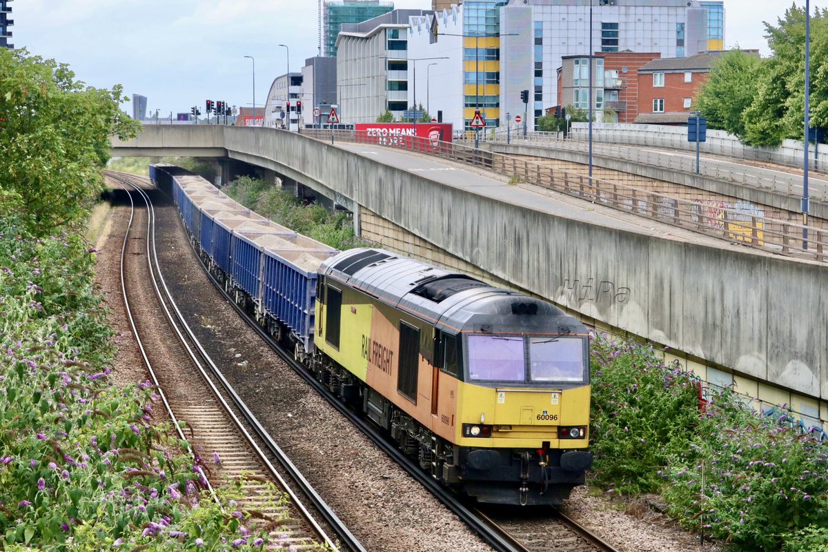 HiPa125's tweet image. GBRf #Class60 60096 ‘Skiddaw’, on-hire to DC Rail, hauling 6Y19 0931 Grain Foster Yeoman &amp;gt; Chessington South Sidings through Shepherds Bush #MildmayLine