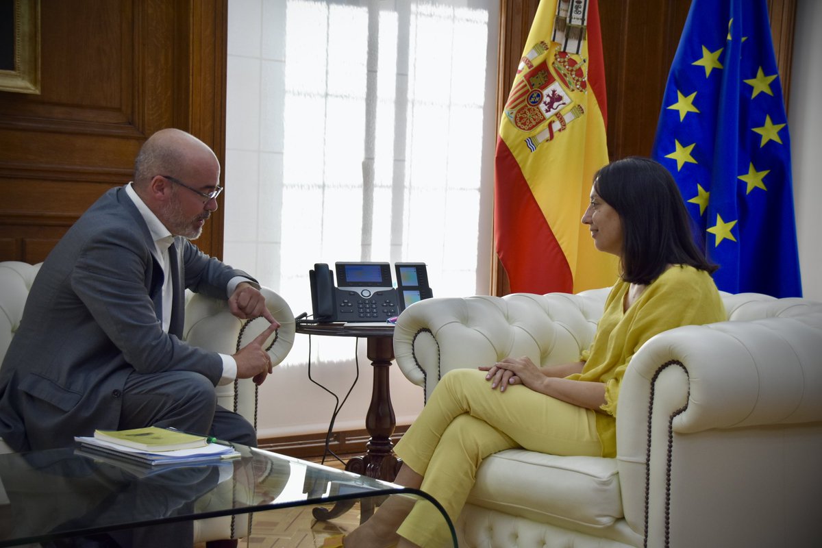 Delegación del Gobierno en Madrid 🏛️ (@dgobiernomadrid) on Twitter photo Reunión entre el delegado del Gobierno <a href="/franmartagui/">Fran Martín Aguirre</a> y la directora de la <a href="/guardiacivil/">Guardia Civil</a>, <a href="/MercedesDS21/">Mercedes González</a>, para seguir reforzando la coordinación institucional y el compromiso con la seguridad ciudadana en la Comunidad de Madrid. Reunión entre el delegado del Gobierno <a href="/franmartagui/">Fran Martín Aguirre</a> y la directora de la <a href="/guardiacivil/">Guardia Civil</a>, <a href="/MercedesDS21/">Mercedes González</a>, para seguir reforzando la coordinación institucional y el compromiso con la seguridad ciudadana en la Comunidad de Madrid.
