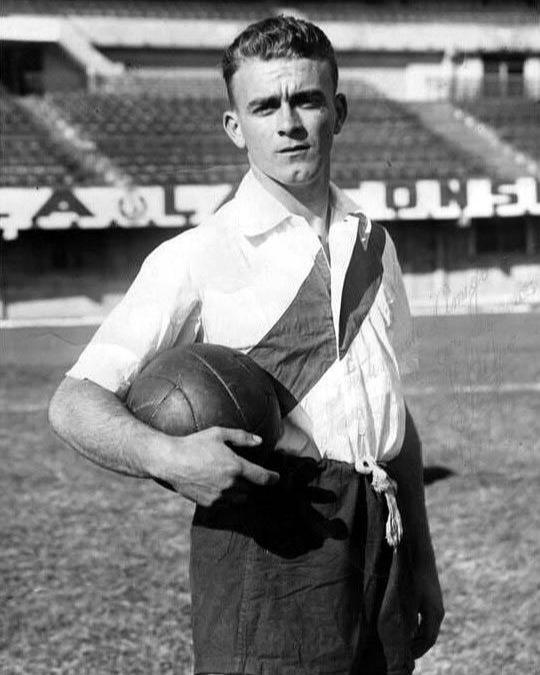 Hoy se cumplen 80 años del debut de Alfredo Di Stéfano con la camiseta de River 🤍❤️🤍. Fue en un partido ante Huracán. Del Más Grande para el mundo. Uno de los mejores de la historia. Dos veces Balón de Oro. Ganador del único Súper Balón de Oro. Leyenda con sello blanco y rojo.