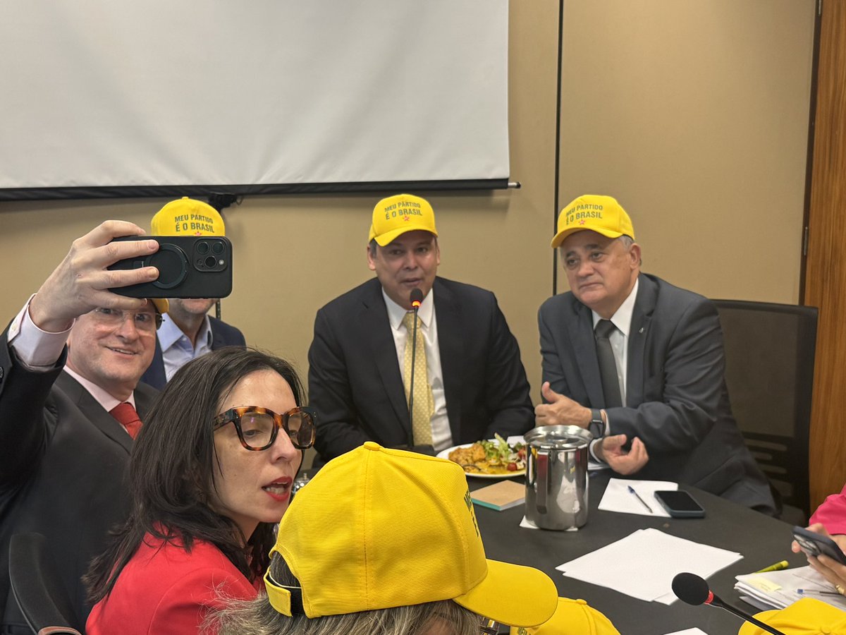 Reunião da bancada do Partido dos Trabalhadores: seguimos alinhando a pauta e construindo, ao lado do presidente <a href="/LulaOficial/">Lula</a>, um Brasil mais justo e com oportunidades para todos.

Meu partido é o Brasil!🇧🇷