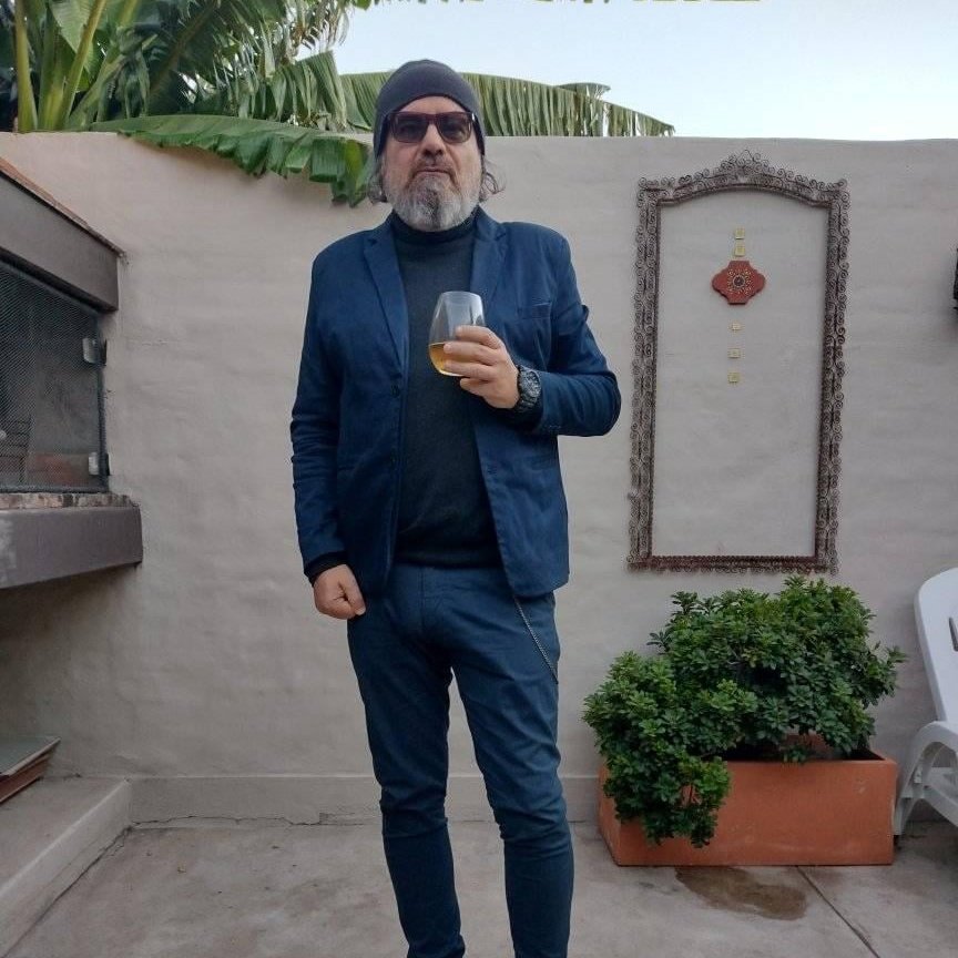 Este jueves hay otra edicion mas del Sindicato de la Cancion junto a  La Virgencita y el Tati Falco la modalidad contempla una charla a cargo de un Periodista y en este caso va quien te escribe con una ponencia que se titula " No tengo nostalgia por la melancolia del Futuro "