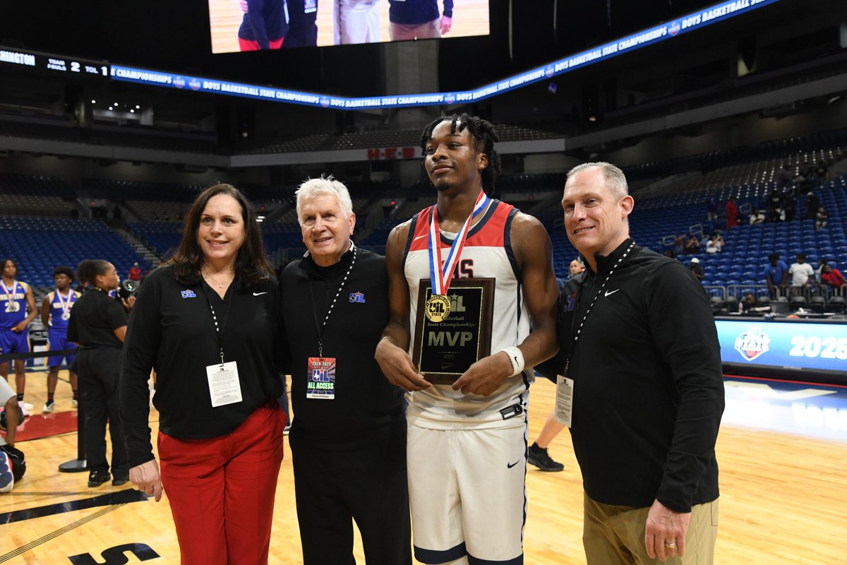 Basketball star Marri Wesley is leaving state champion Kimball to transfer to Southeastern Prep Academy in Florida and play for former Duncanville coach David Peavy. 
Dallas-area stars continue to leave UIL schools, many for prep schools

Read: dallasnews.com/high-school-sp…

<a href="/Tabchoops/">𝙏𝘼𝘽𝘾🏀📋</a>