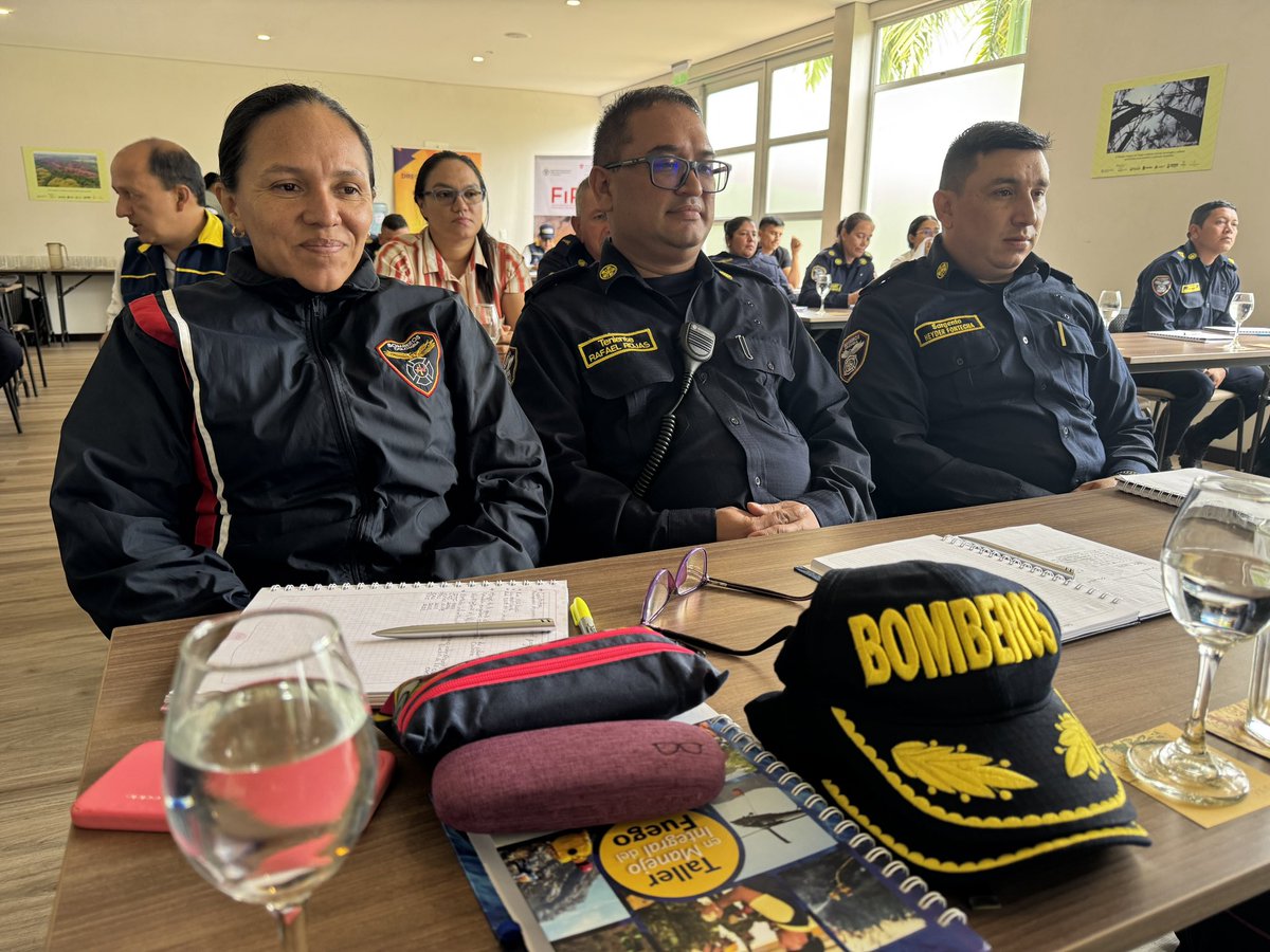 Comandante y subcomandante de Bomberos Yopal participan en el Taller de Manejo Integral del Fuego. Comprometidos con la prevención de incendios forestales y la protección del territorio.
#BomberosYopal #GestiónDelRiesgo #ManejoIntegralDelFuego #Casanare