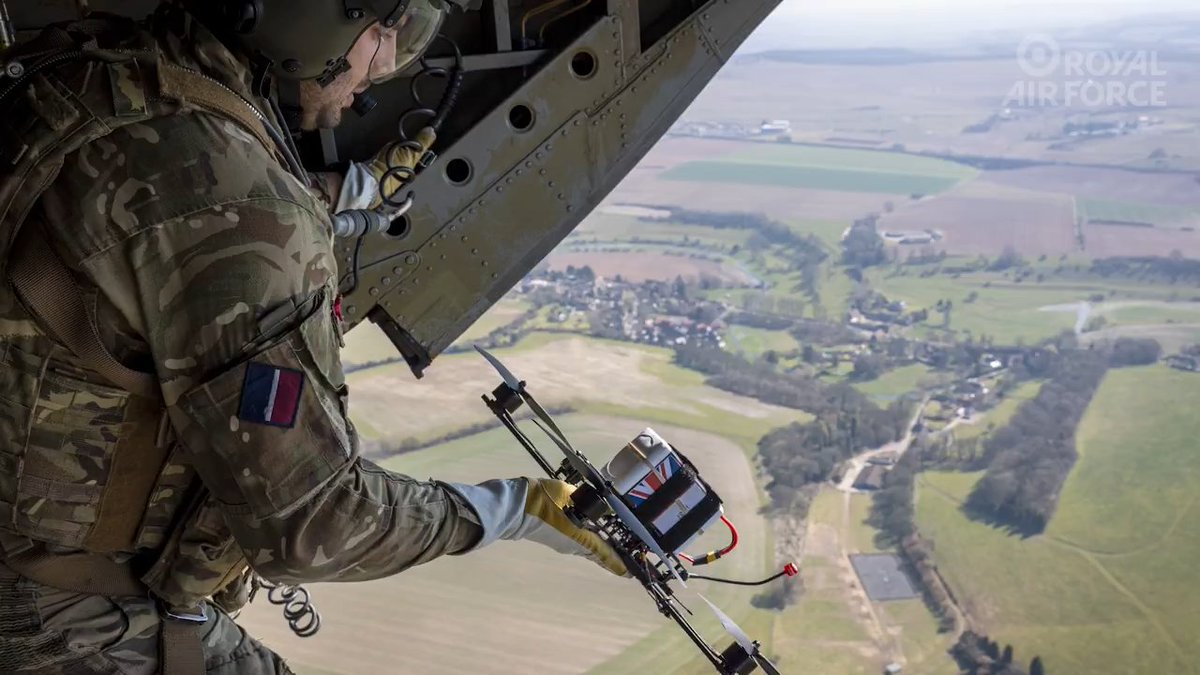 BoeingUK's tweet image. Helicopter mobility 🤝 drone capabilities
The @RoyalAirForce successfully tested the launch of First Person View drones from a CH-47 #Chinook at @RAF_Odiham. Midair drone deployment bypasses ground-based constraints like long setup times and personnel exposure.
More:…
