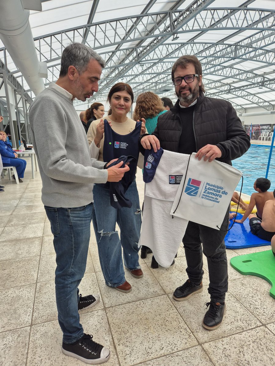 Leot14's tweet photo. Recorrimos el Natatorio Municipal de #LomasDeZamora, donde se desarrolla el Programa Aprendiendo a Nadar🏊🏻‍♂️
Un trabajo mancomunado entre PBA y Municipio que garantiza el acceso a las prácticas acuáticas de nuestr@s estudiantes.
@Kicillofok @fotermin @AlbertoSileoni @pablourquizaok https://t.co/jt5FNsGAqU
