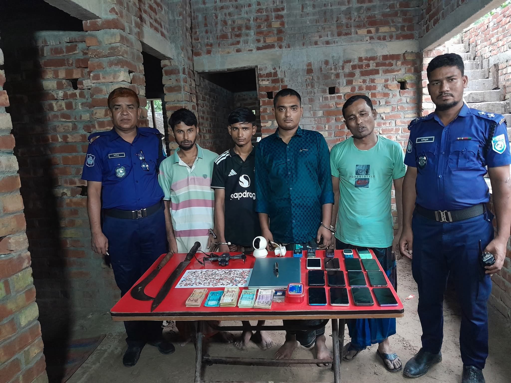 গোবিন্দগঞ্জে যৌথবাহিনীর অভিযানে ৪ হ্যাকার গ্রেপ্তার: দেশীয় অস্ত্র, বিপুল সিমকার্ড ও নগদ অর্থ উদ্ধার