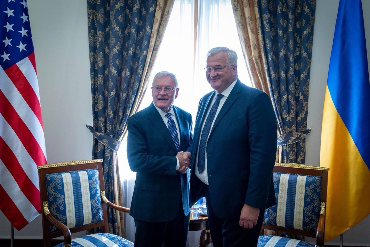generalkellogg's tweet image. Today I met with Ukrainian Minister of Foreign Affairs @andrii_sybiha to discuss how the United States and Ukraine can work together to end the war on terms that contribute to lasting peace.
The United States supports peace through strength — and we are helping Ukraine reach an…