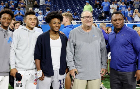 BarrySanders's tweet image. Tomorrow is my birthday. What should I do with the family?