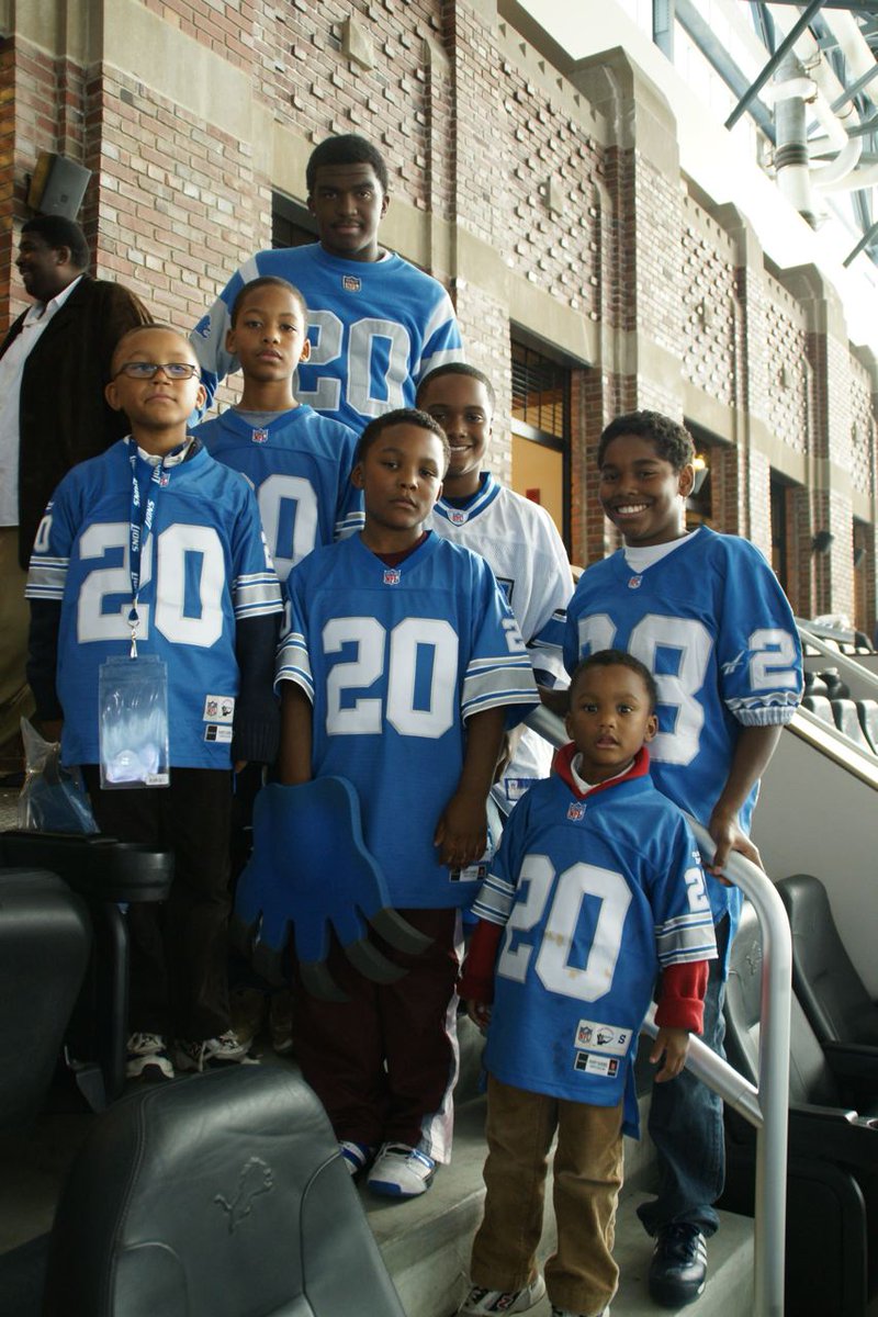 BarrySanders's tweet image. Tomorrow is my birthday. What should I do with the family?