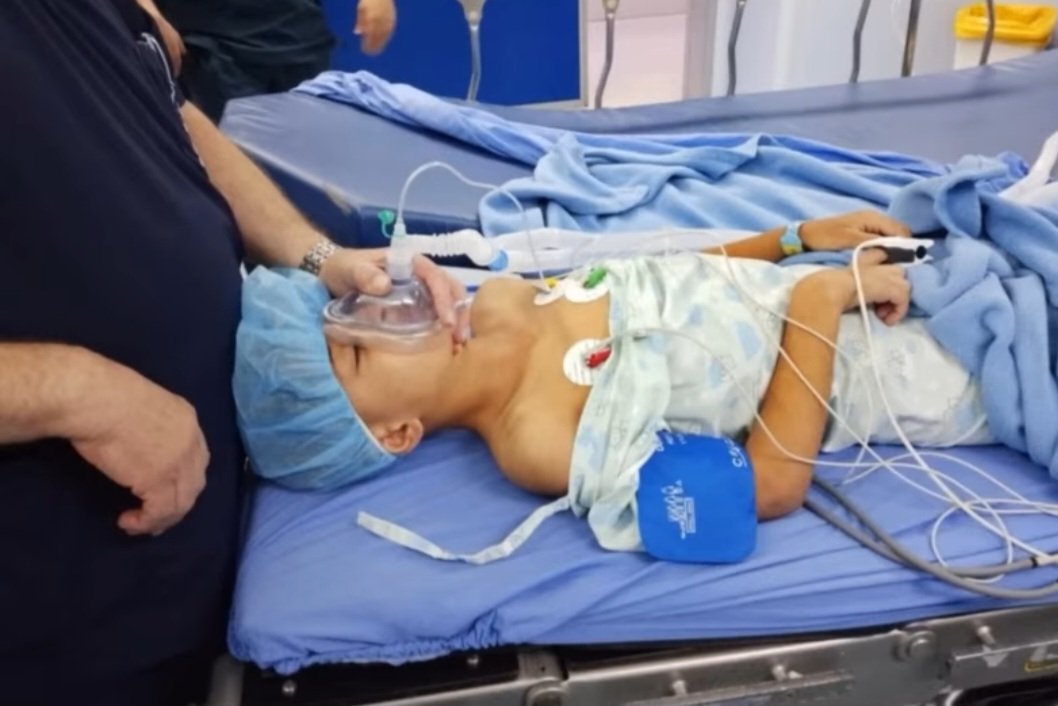 SajaMuammar's tweet image. Please pray for my sistar son speedy recovery.He underwent surgery to remove shrapnel from his head after being injured.The shrapnel affected his eyesight,and he is now blind and paralyzed.This poor child lost his childhood in this war Help us provide him with treatment and food.