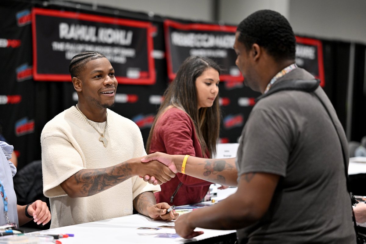 NY_Comic_Con's tweet image. Meet your heroes at NYCC 🤩🖤 Shake hands, get something signed, or take a pic with your favorite film, tv, & voice actors October 9-12. Guests get added to our lineup up until the show, so watch out for updates 👀 Select Autos & Photo Ops are on sale now: nycc.io/photoauto