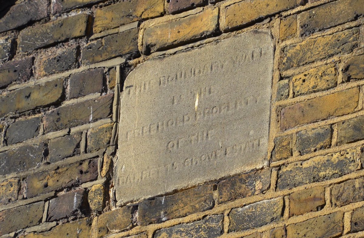 HistoryOfStokey's tweet image. Sadly, the mid-19th-century stone tablet boundary marker on the gable end of 85 Barrett’s Grove, which reads, “This boundary wall is the freehold property of the Barrett’s Grove Estate,” is no longer visible due to the housing development on the adjacent site.