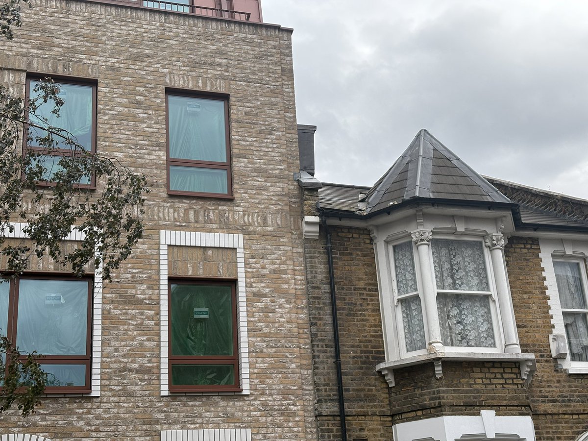 HistoryOfStokey's tweet image. Sadly, the mid-19th-century stone tablet boundary marker on the gable end of 85 Barrett’s Grove, which reads, “This boundary wall is the freehold property of the Barrett’s Grove Estate,” is no longer visible due to the housing development on the adjacent site.