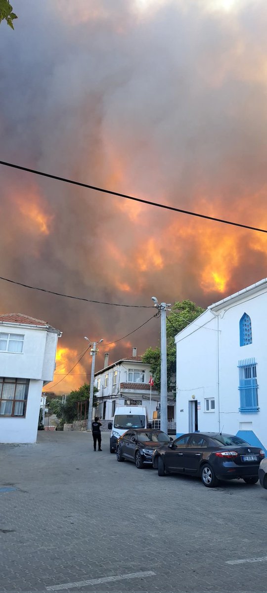 Politic___News's tweet photo. 🚨  Tekirdağ Şarköy’deki orman yangını devam ediyor.
Yangının kuvvetli rüzgar sebebiyle bir anda büyüdüğü ve kontrolden çıktığı bildiriliyor.

⚠️ Acil destek malzemelerine ihtiyaç vardır.

📌Çevre il ve ilçelere acil destek çağrısıdır. ‼️

📌Lütfen paylaşarak yardımcı olalım.
 
#tekirdağyanıyor #Şarköy #yangın 
#SonDakika