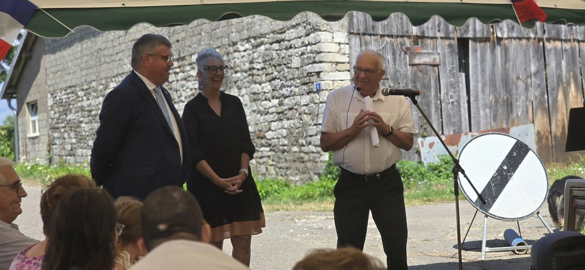 EmericSalmon's tweet image. J&apos;étais hier à Villargent pour la traditionnelle fête de la Nation et l&apos;accueil des nouveaux habitants.

Un beau moment de convivialité et de fierté locale.

Bravo à M. le Maire et à son équipe pour leur dynamisme et leur engagement quotidien au service de la commune.

Ces…