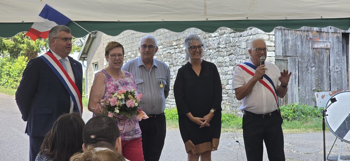 EmericSalmon's tweet image. J&apos;étais hier à Villargent pour la traditionnelle fête de la Nation et l&apos;accueil des nouveaux habitants.

Un beau moment de convivialité et de fierté locale.

Bravo à M. le Maire et à son équipe pour leur dynamisme et leur engagement quotidien au service de la commune.

Ces…