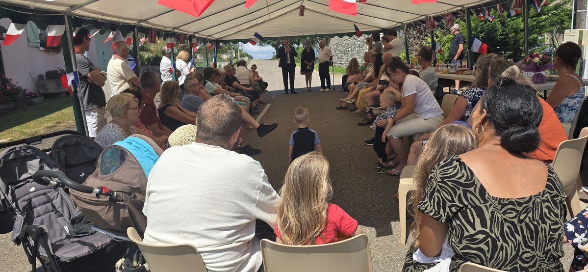 EmericSalmon's tweet image. J&apos;étais hier à Villargent pour la traditionnelle fête de la Nation et l&apos;accueil des nouveaux habitants.

Un beau moment de convivialité et de fierté locale.

Bravo à M. le Maire et à son équipe pour leur dynamisme et leur engagement quotidien au service de la commune.

Ces…