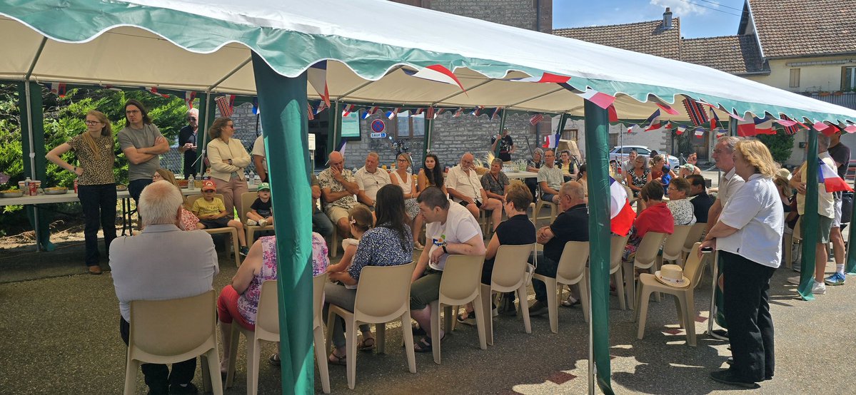 EmericSalmon's tweet image. J&apos;étais hier à Villargent pour la traditionnelle fête de la Nation et l&apos;accueil des nouveaux habitants.

Un beau moment de convivialité et de fierté locale.

Bravo à M. le Maire et à son équipe pour leur dynamisme et leur engagement quotidien au service de la commune.

Ces…