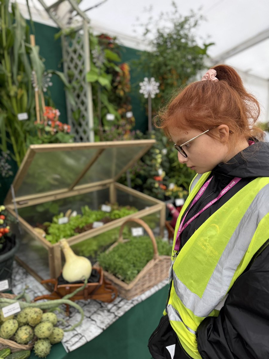 Our Living Larder is OFFICIALLY COMPLETE! 🎉 It's exactly how we envisioned! 

Students had a fantastic day at Wentworth Woodhouse exploring &amp; learning. 

Discover every plant in our border via our website! 🪴 🌺 
trentviewcollege.co.uk/rhs/
<a href="/WellspringAT/">Wellspring Academy Trust</a> 
<a href="/The_RHS/">The RHS</a> 
<a href="/NorthLincsCNews/">North Lincs Council</a>