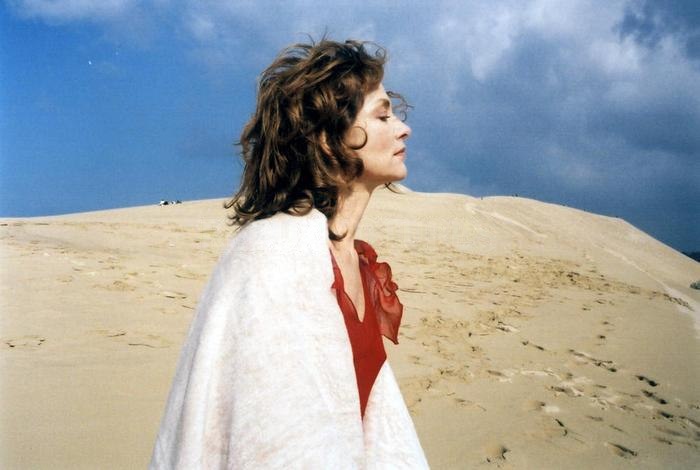huppertisme's tweet image. Isabelle Huppert is having fashionable fun in the sun. She knows that what makes the desert beautiful is that somewhere it hides a well. It does with what it has, and creates amazing beauty.🌞