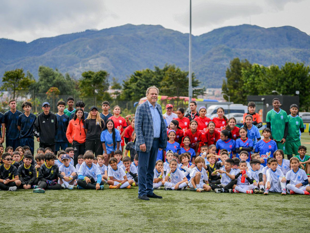 FCF_Oficial's tweet photo. 𝗘𝗹 𝗽𝗿𝗲𝘀𝗶𝗱𝗲𝗻𝘁𝗲 𝗱𝗲 𝗹𝗮 𝗙𝗖𝗙, 𝗥𝗮𝗺𝗼́𝗻 𝗝𝗲𝘀𝘂𝗿𝘂𝗻, 𝘃𝗶𝘀𝗶𝘁𝗼́ 𝗮 𝗹𝗼𝘀 𝗷𝗼́𝘃𝗲𝗻𝗲𝘀 𝗾𝘂𝗲 𝗽𝗮𝗿𝘁𝗶𝗰𝗶𝗽𝗮𝗻 𝗲𝗻 𝗲𝗹 𝗽𝗿𝗼𝗴𝗿𝗮𝗺𝗮 𝗙𝗖𝗙 𝗖𝗔𝗠𝗣𝗦 𝗲𝗻 𝗹𝗮 𝗦𝗲𝗱𝗲 𝗗𝗲𝗽𝗼𝗿𝘁𝗶𝘃𝗮 𝗱𝗲 𝗕𝗼𝗴𝗼𝘁𝗮́ ⚽🤩

🔗 https://t.co/GfR9ectb9M https://t.co/gS1BOSN0sG