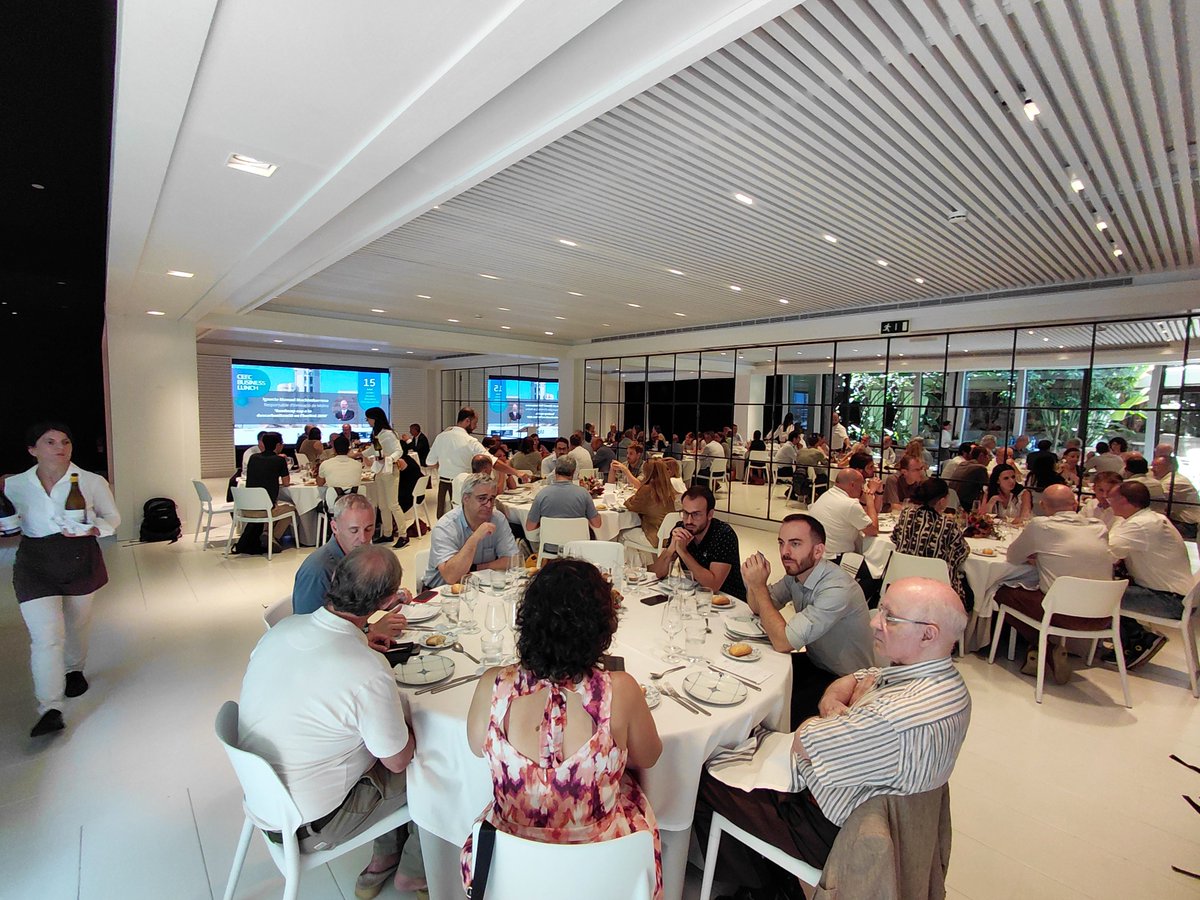 clusterEE's tweet image. 🌍 Molins fa un pas endavant en la descarbonització del sector cimenter!

Avui al #CEECBusinessLunch hem escoltat Ignacio Manuel Machimbarrena, responsable d’Innovació de #Molins, exposar els reptes i solucions que l’empresa està desplegant per reduir la seva petjada ambiental en…