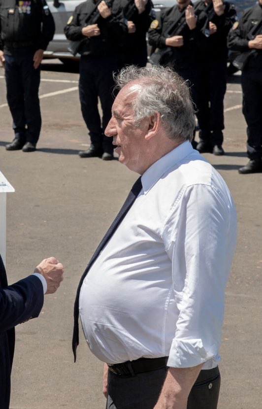 C'est le type qui nous demande de nous serrer la ceinture.

A partir de ce soir il est en vacances pour 2 mois et demi.