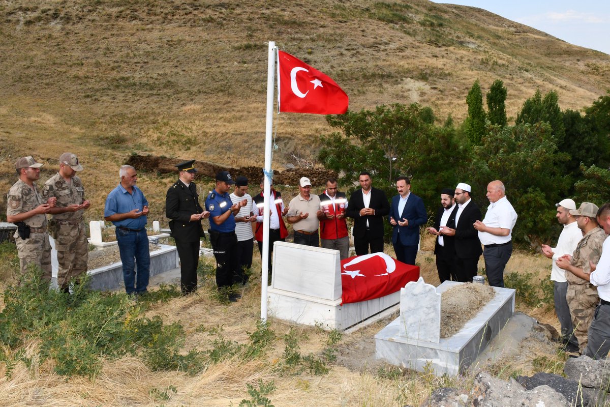 📌Şehit Yusuf Ulaş Kabri Başında Ziyaret Edildi.

Kaymakamımız Göksu Bayram, 15 Temmuz Demokrasi ve Milli Birlik Günü etkinlikleri kapsamında Aynalıhoca Köyü'nde şehidimiz Yusuf ULAŞ'ın kabrini ziyaret etti. Ziyarette ilçe protokolü, kamu kurum ve kuruluşlarının temsilcileri,