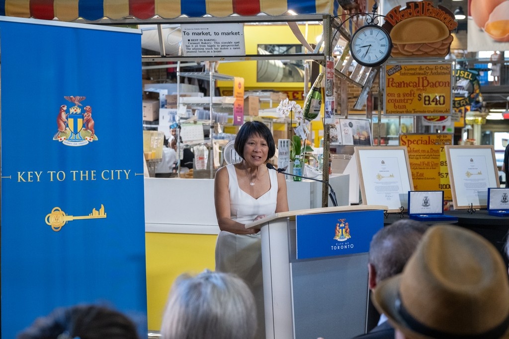 MayorOliviaChow's tweet image. Today, we honoured Robert and Maurice Biancolin of Carousel Bakery with the Key to the City.
For nearly 50 years, their peameal bacon sandwich has been at the heart of St. Lawrence Market. Their work helped to save the Market from demolition in the early '80s.
Thank you.