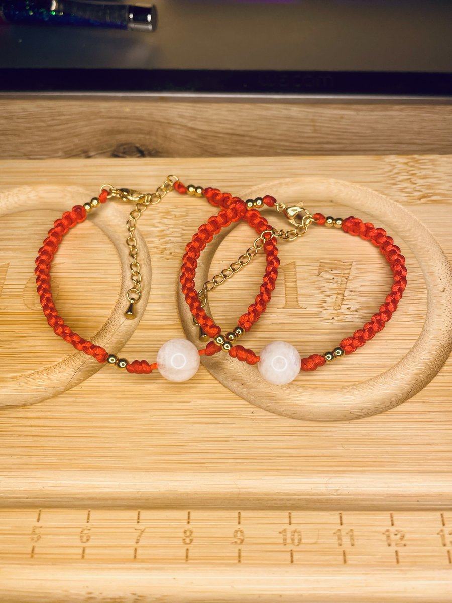 Ich hatte die absolut ÜBERWÄLTIGENDE EHRE Couple Armbänder machen zu dürfen!

Allein der Gedanke das sich zwei liebende Menschen mein Werk am Arm tragen werden um ihre Gefühle füreinander auszudrücken macht mich so happy😭😭😭