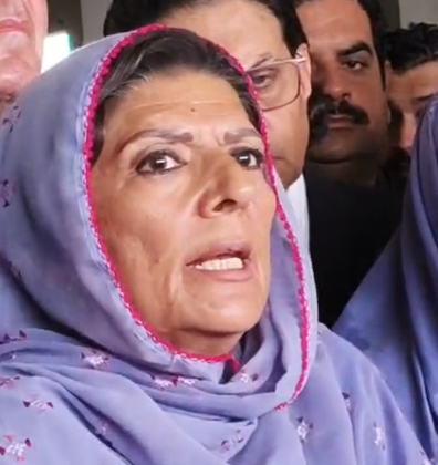 علیمہ خان کی اڈیالہ جیل کے باہر میڈیا سے گفتگو:
’عمران خان نے کہا میں اپنی پارٹی کو ہدایت کر رہا ہوں کہ اگر جیل میں مجھے کچھ ہوتا ہے تو آپ اس کا حساب عاصم منیر سے لیں‘
تفصیلات: bbc.in/46HOwdo