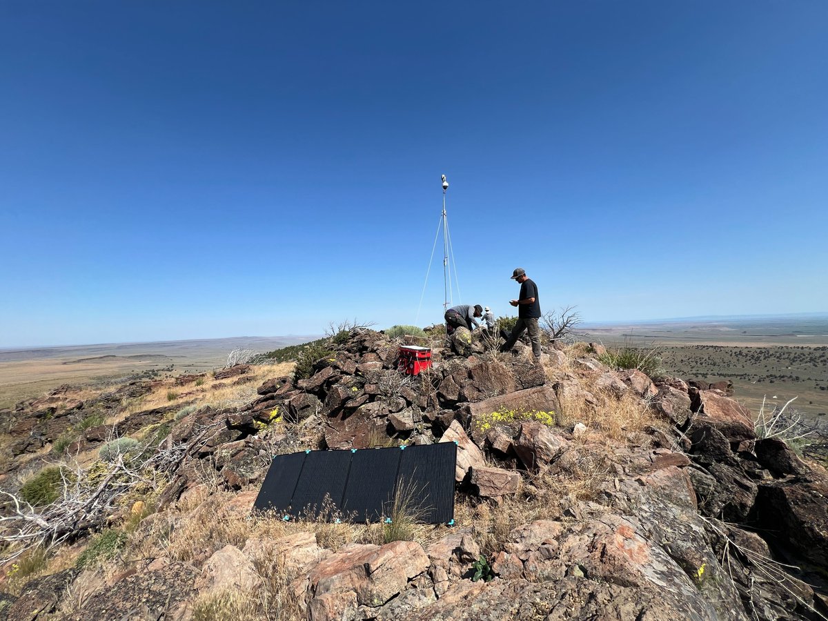 UOHazardsLab's tweet image. It’s #WildfireWednesday! Today we're highlighting the Mobile Unit on Jackass Butte. These portable wildfire camera kits can be rapidly deployed to monitor new wildfires. We set up Mobile Unit 2 at Jackass Butte last week to help @BLMOregon watch for wildfires in Harney County.