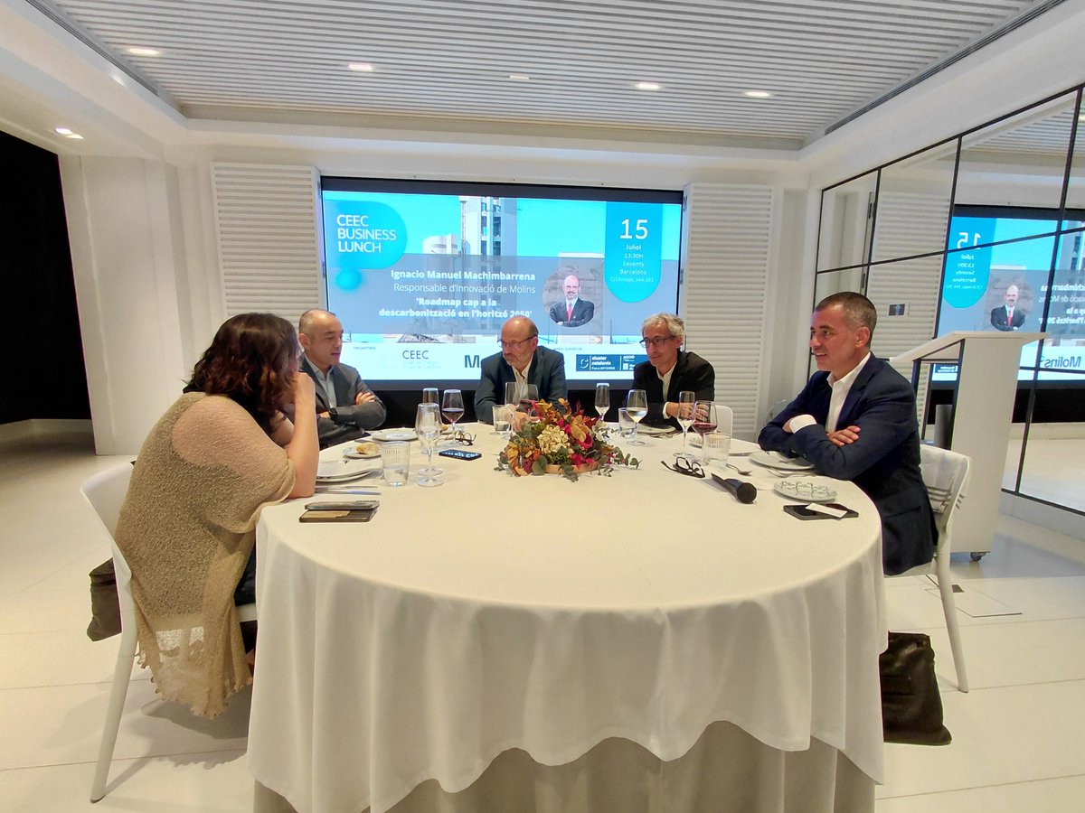 🌍 Molins fa un pas endavant en la descarbonització del sector cimenter!

Avui al #CEECBusinessLunch hem escoltat Ignacio Manuel Machimbarrena, responsable d’Innovació de #Molins, exposar els reptes i solucions que l’empresa està desplegant per reduir la seva petjada ambiental en