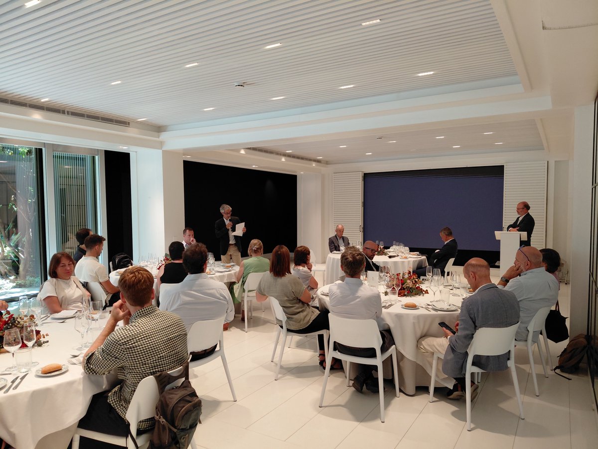 clusterEE's tweet image. 🌍 Molins fa un pas endavant en la descarbonització del sector cimenter!

Avui al #CEECBusinessLunch hem escoltat Ignacio Manuel Machimbarrena, responsable d’Innovació de #Molins, exposar els reptes i solucions que l’empresa està desplegant per reduir la seva petjada ambiental en…