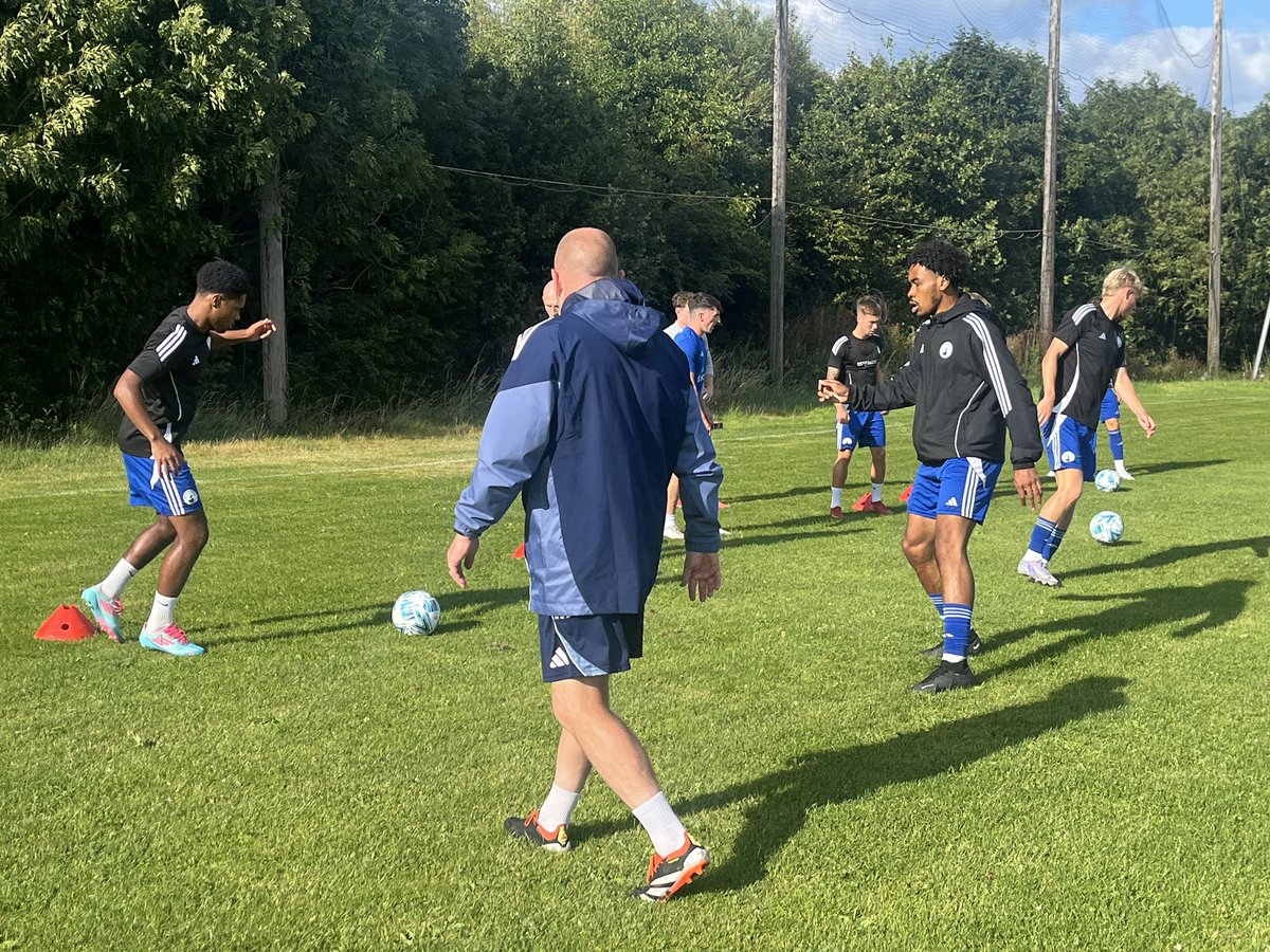 Warm-up underway here at <a href="/TheMun244/">Ballymun Utd FC</a> as the lads gear up for tonight’s clash.

#UpTheBucks | #TeamBuxton