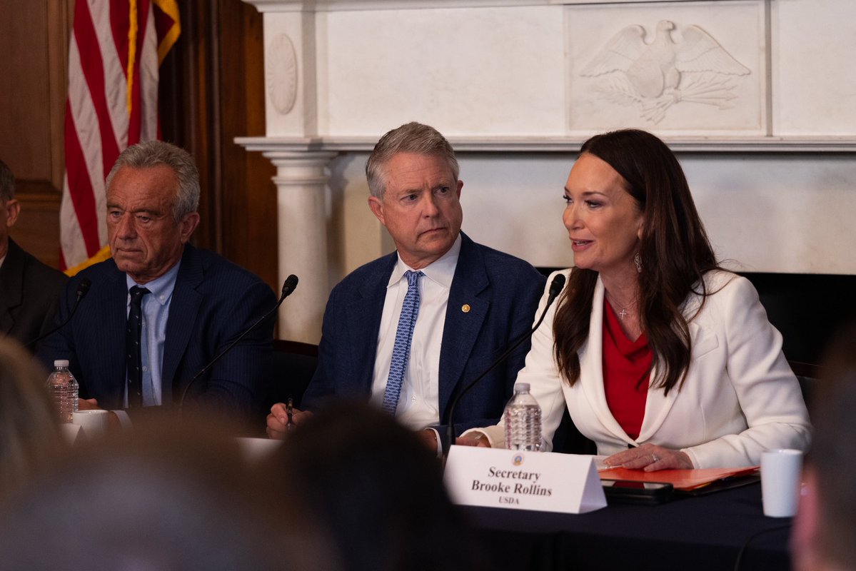 RogerMarshallMD's tweet image. It was an honor to host @SecRollins and @SecKennedy at the Capitol this morning for the first MAHA roundtable on Capitol Hill.
Today, we engaged in a meaningful discussion with farmers from across the nation, focusing on soil health — a critical intersection of agriculture and…